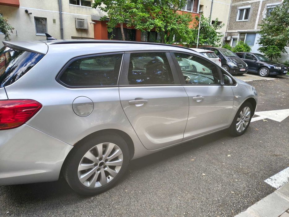Opel Astra J din 2011, motor 2.0 cdti 165 cp