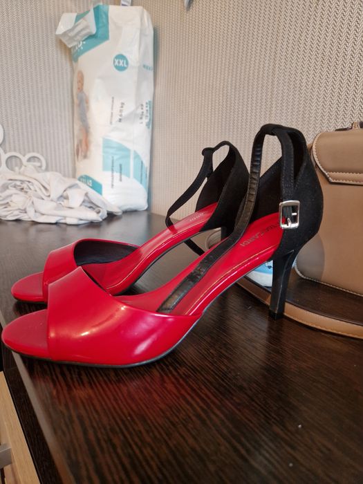 Продам классные босоножки