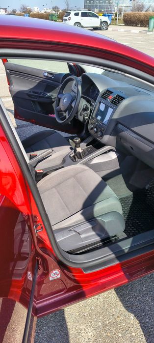 Volkswagen Golf 5 – 1.6 FSI (Benzină) – Întreținut & Dotat