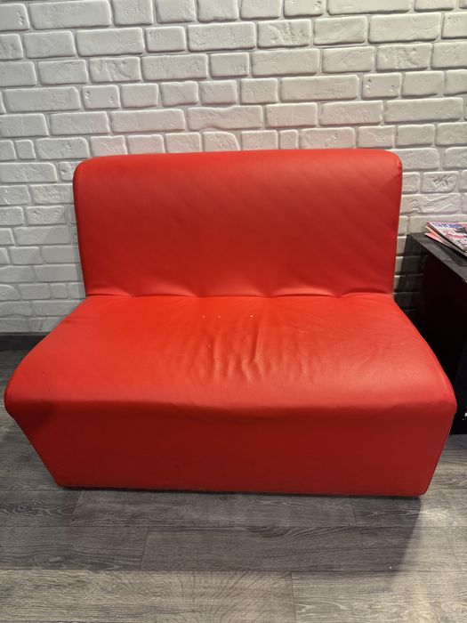 Двуместен диван и 2 табутерки