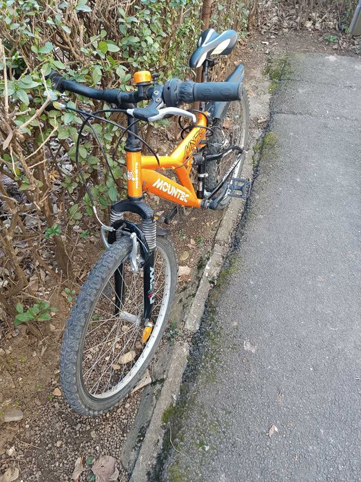 Vând bicicleta de 24 de inchi, în stare bună de funcționare.