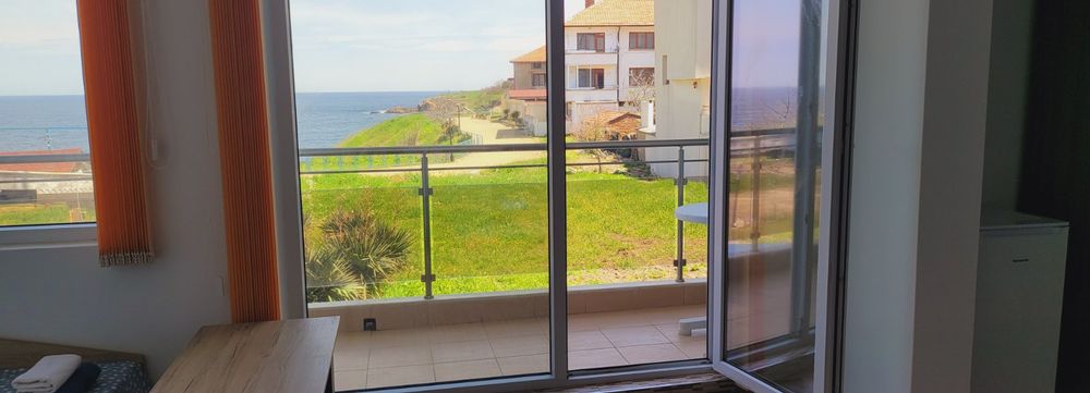 Апартамент две стаи първа линия  цената е  за 5 месеца