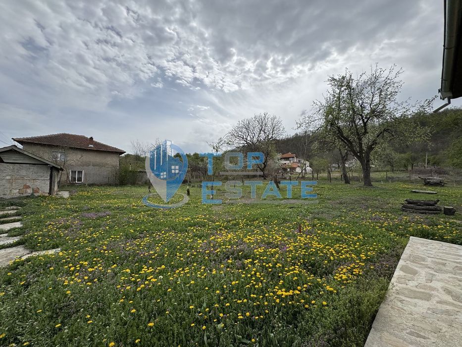 Двуетажна къща с кладенец в село Пчелище, област Велико Търново