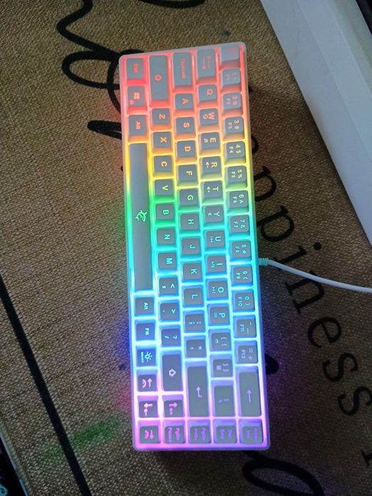 Vând tastatura white shark alba