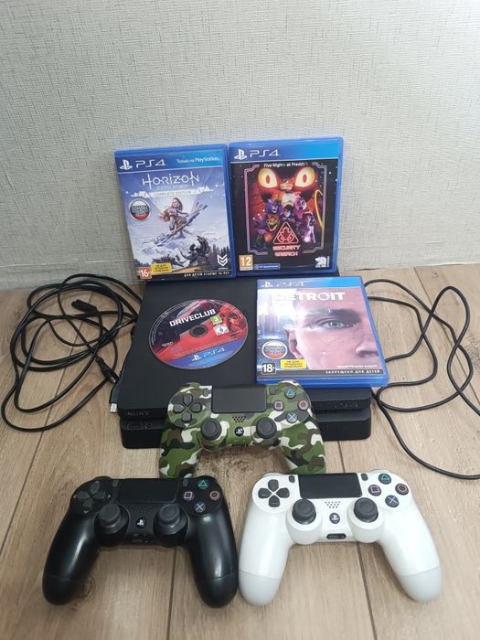 Playstation 4 slim 1тб +4 игры +3 джойстика