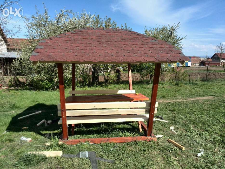 Foisor lemn cu masa si banci.