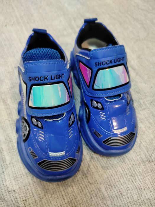 Маратонки за момче 25 и 32 номер