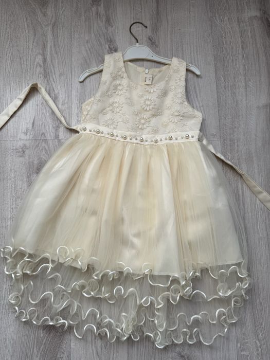 Праздничное платье для девочки в хорошем состоянии.
