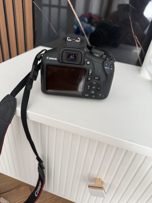 Срочно продам Canon EOS 2000D (Canon Rebel SL2)