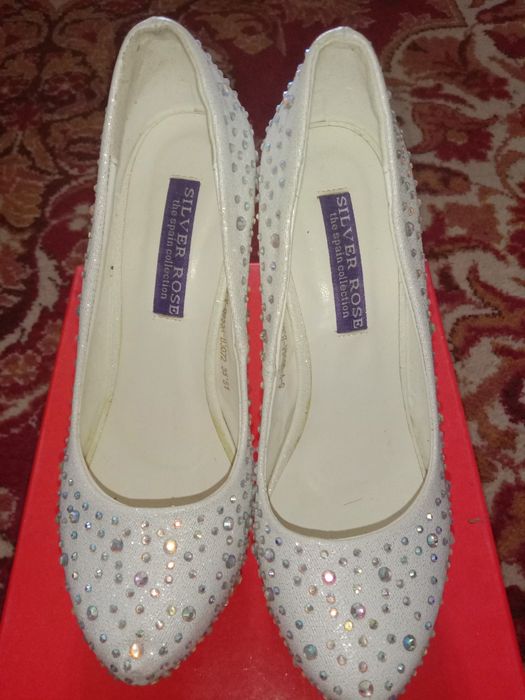 Продам туфли новые за 2000 тенге.