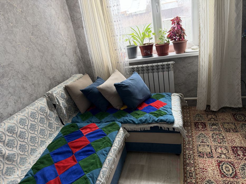 Диван,4 жастығымен сатылады