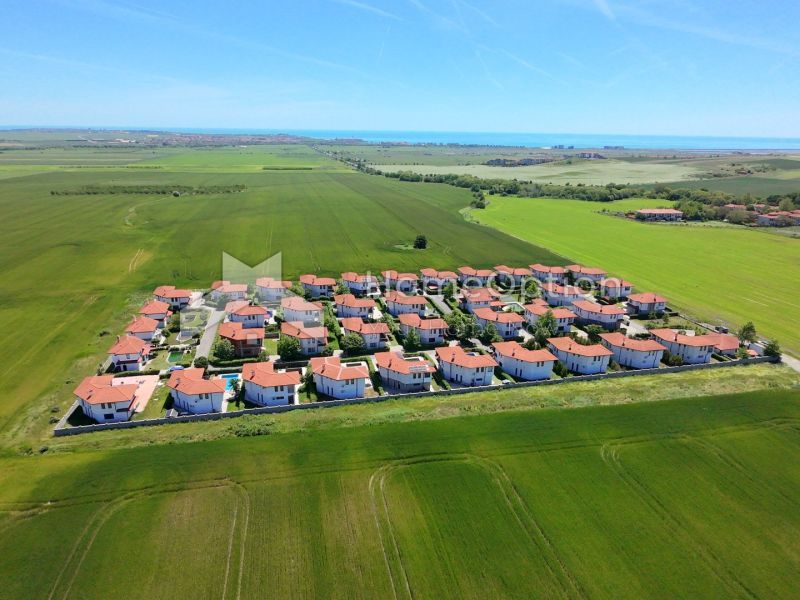 Продава – двуетажна вила с басейн на 5 км от плажа