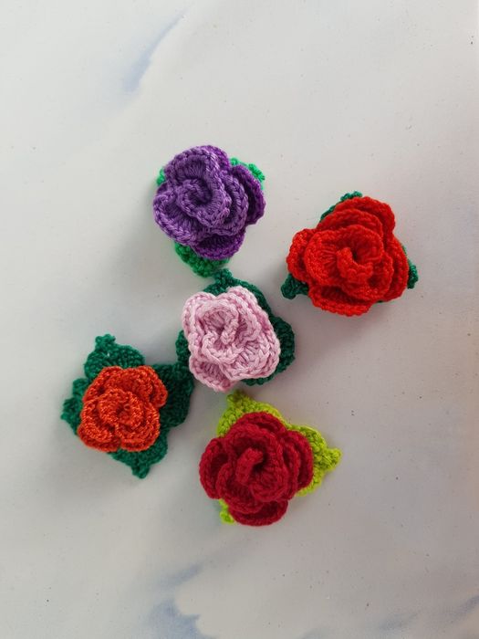 Broșe - mini trandafiri croșetați