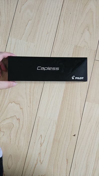 Pilot Capless – peniță aur 18K 750, M – argintiu, cu cutie