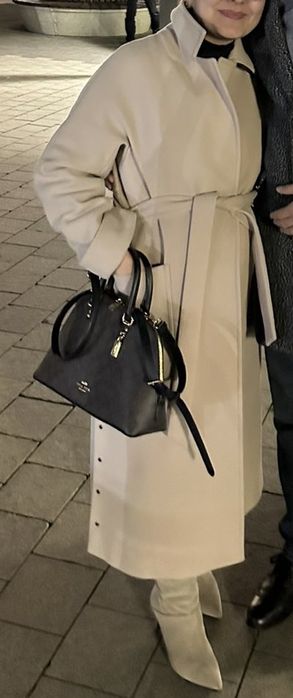 Пальто бежевого цвета  можно зимой  и на осень