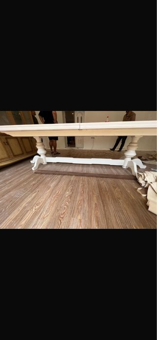 Большой стол белого цвета