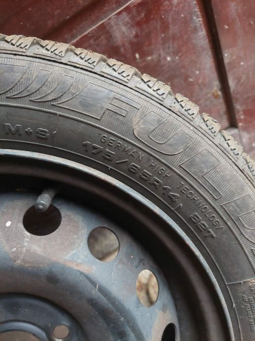 4бр зимни гуми с джанти 175/65 R14 – Renault Clio