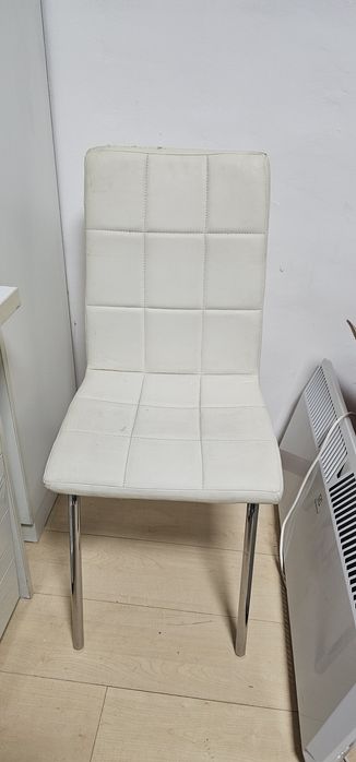 Продам стулья белые