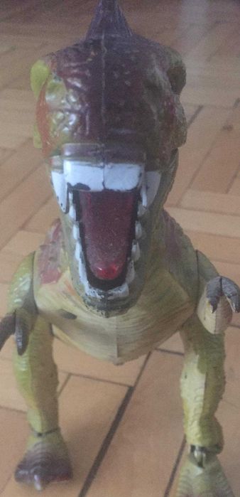 Продавам движдещ се,светещ и говорещ динозавър играчка