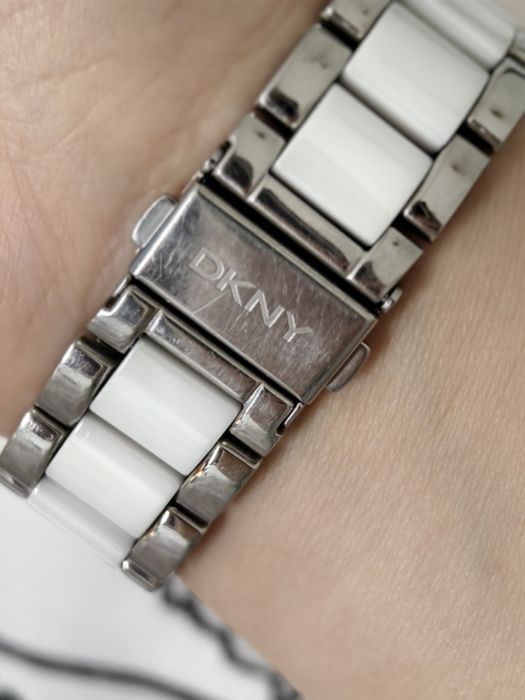 Продам часы оригинал DKNY