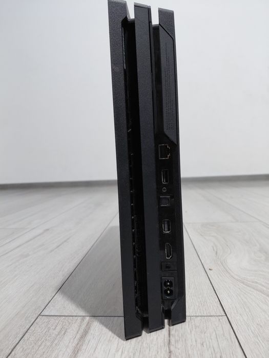 Ps4 pro (folosit) doua manete și 7 jocuri (900 de lei)
