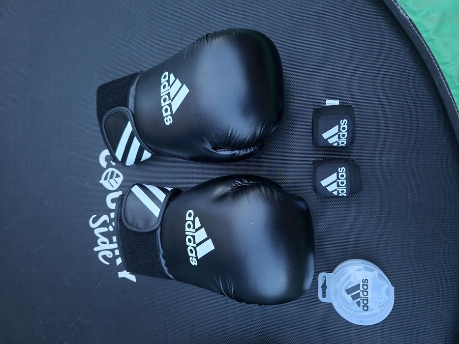Set Box Adidas NOU -  Mănuși Box, bandaje pumni și  protecție pentru dinți.
