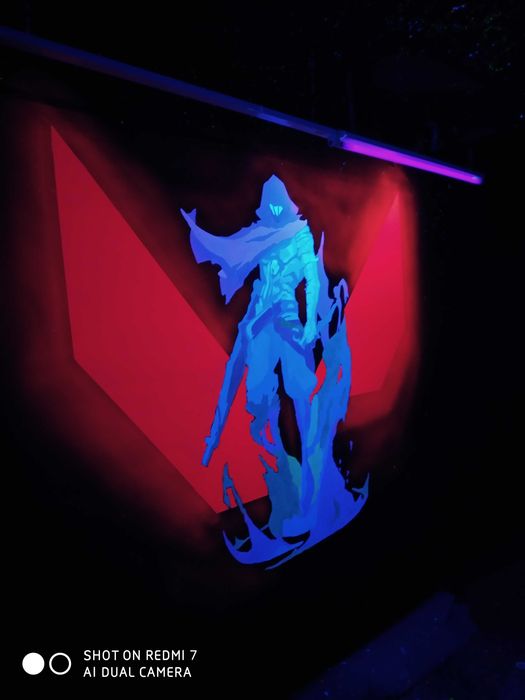 Фосфор yonadigan rasm chizamiz devorga.Художник. Rassom