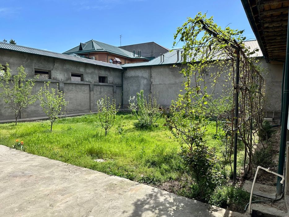 Продаю Бирлашган новая махалля 6 соток 8 комнаты