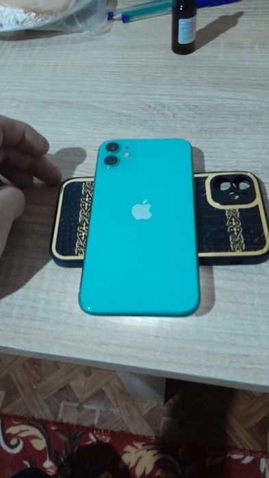 Продам айфон 11 64
