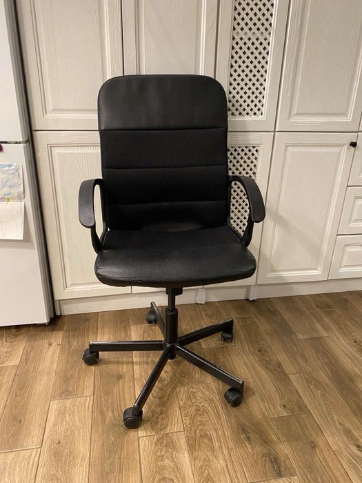 Офис стол икеа и лампа