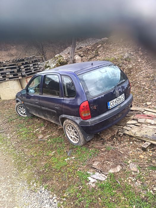 Опел корса спряна от движение