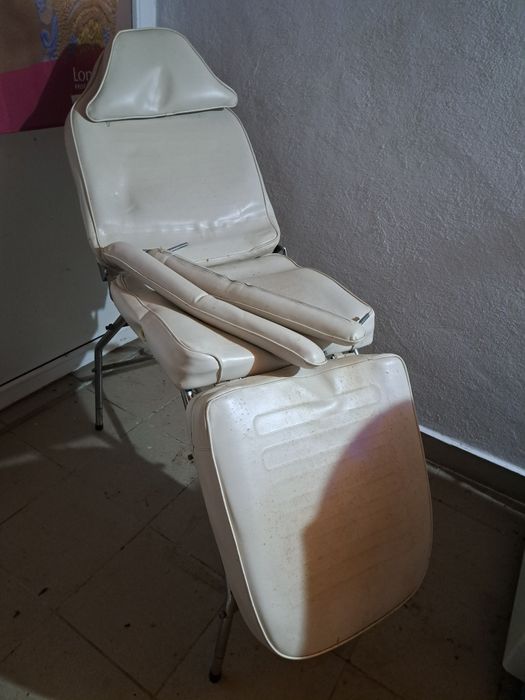 Fotoliu profesional masaj și Scaun pedichiura, în stare foarte bună. Scaun pedichiura este alb dar are husa albastra pentru protecție.