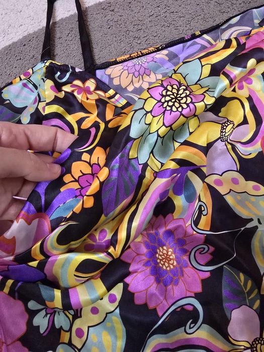 Продавам 2 сатенирани топа за 15евро обща цена. Размер XS/S