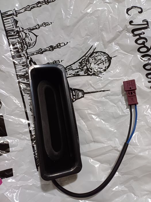 Бмв е39 кнопка открывания багажника.