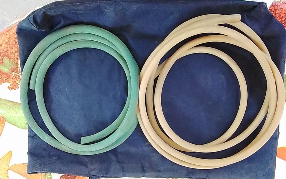 Продаем  2 шланга резиновых.