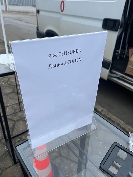 Кош за дрехи с колела и колона за аксесоари