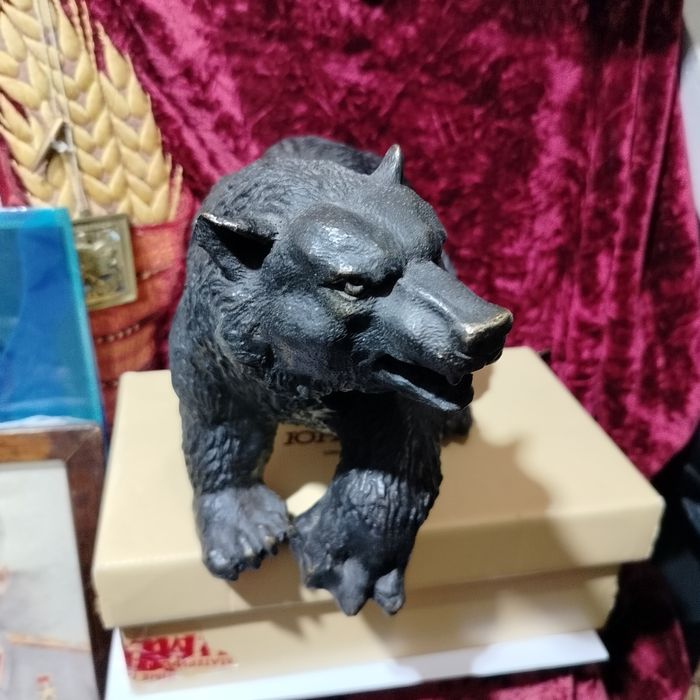 Медведи бронзовые