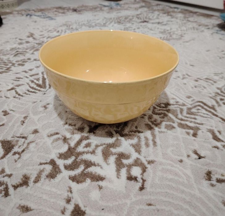 Две большие салатницы