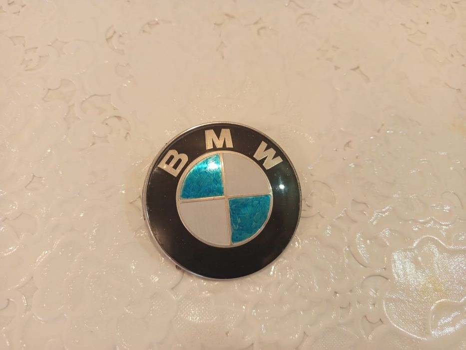 Эмблема БМВ для машины.