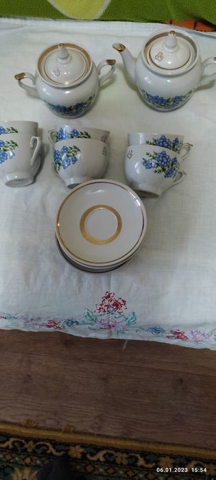 Чайный набор нехватает одного блюдца