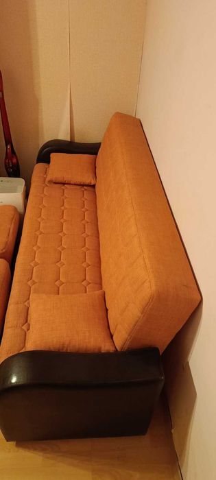 голям разтегателен диван с място за багаж и 2 възглавници