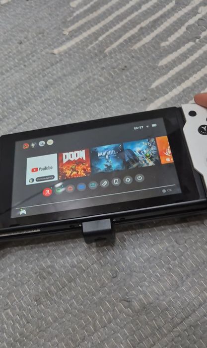 Nintendo Switch + Белый контроллер Dobe + Кейс для переноски