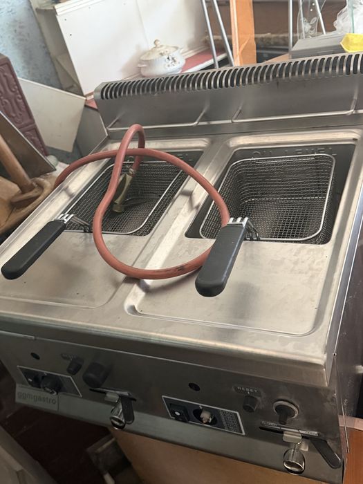 Friteuza profesionala din inox pe gaz.