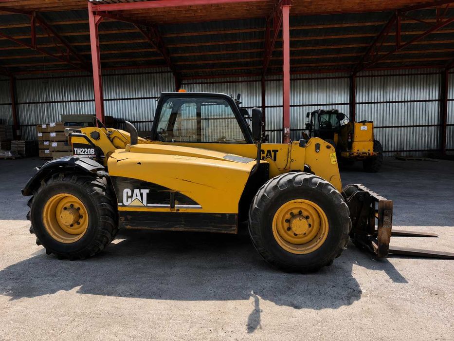 Челен товарач Caterpillar TH220B