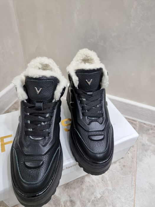 Продам женские кроссовки