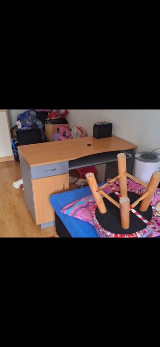 Детско бюро с плъзгащ плот за клавиатура.