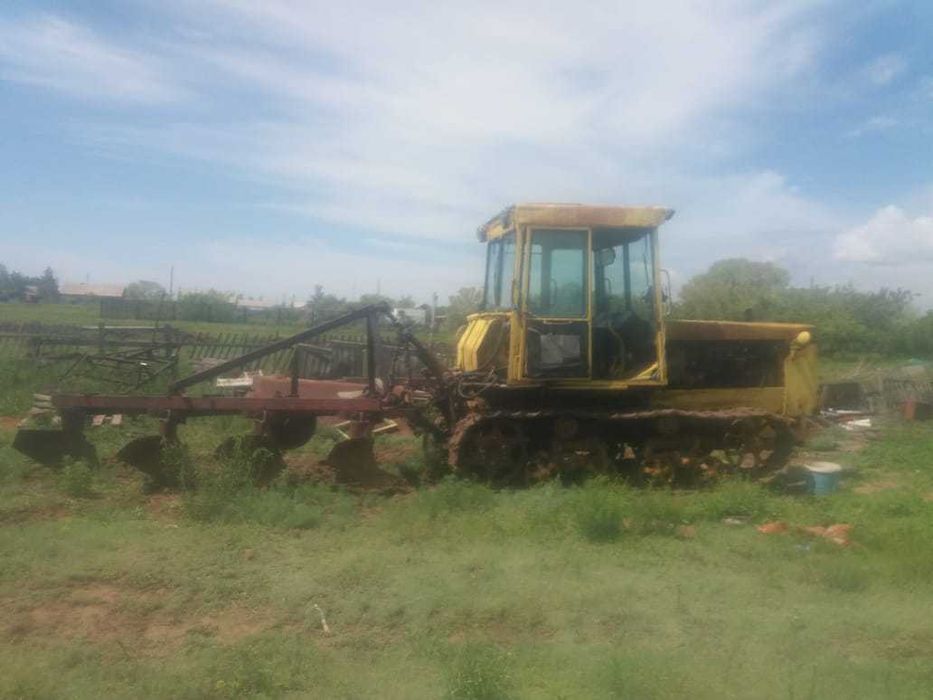 продам трактор дт-75 с плугом и сеялками