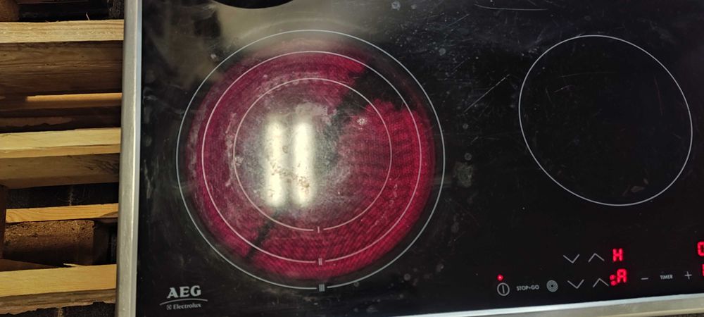 Продавам електрически кухненски плот за вграждане на АЕG