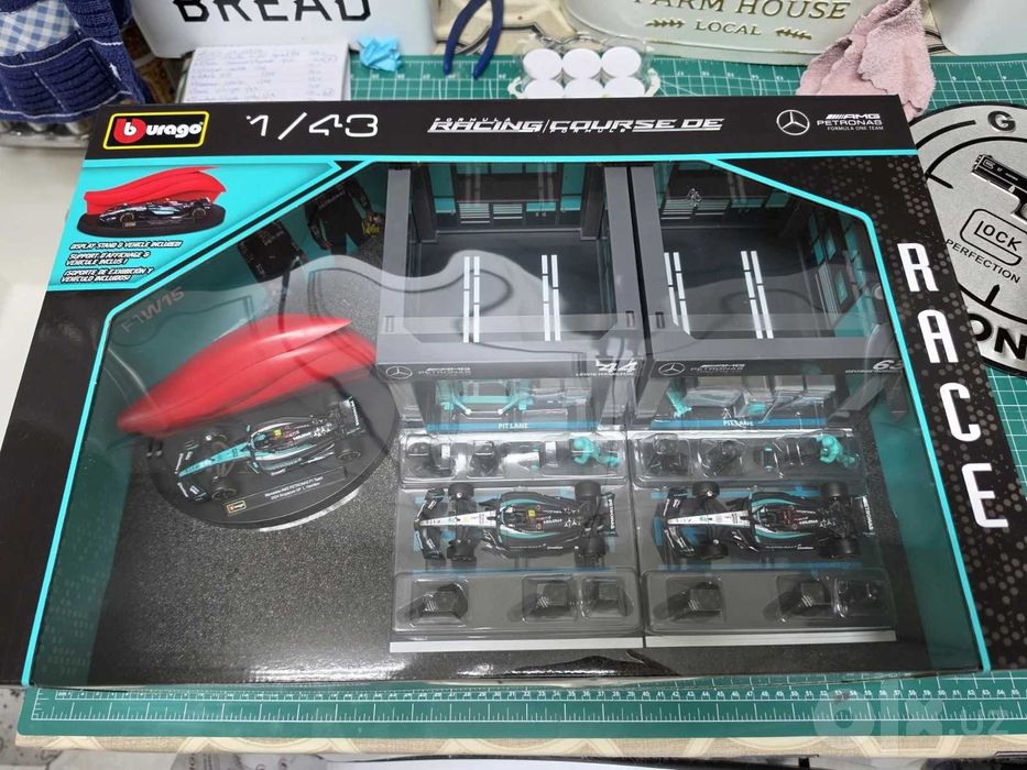 Mercedes AMG F1 Paddock set Bburago W15