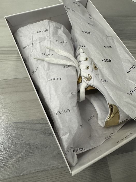 Продам кроссовки “GUESS”